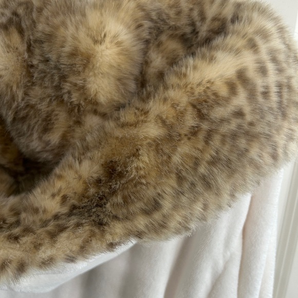 EUC Pottery Barn Cream Robe with Faux Fur Leopard Trim, size Large. Stunning. - Picture 7 of 11